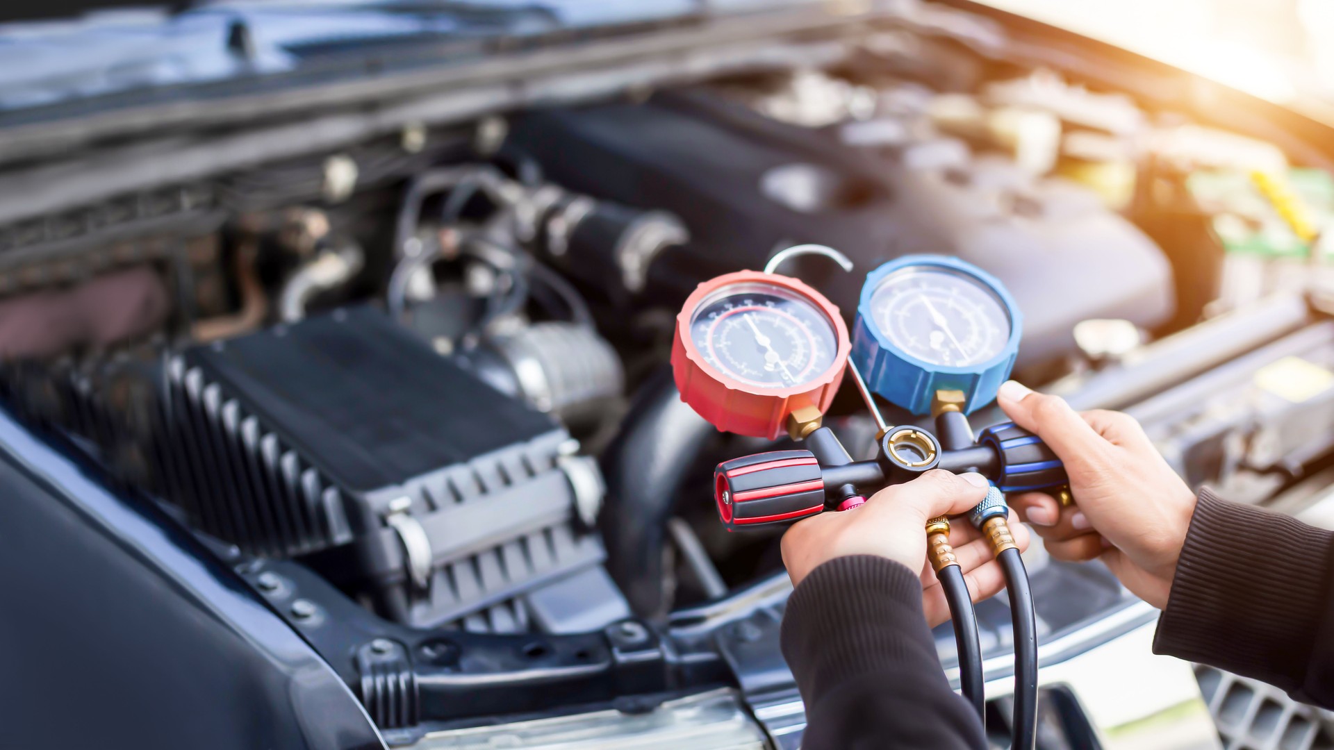 Car air conditioner check service, leak detection, fill refrigerant.Device and meter liquid cooling in the car by specialist technicians.